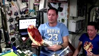 Uzayda "yüzen pizza gecesi"