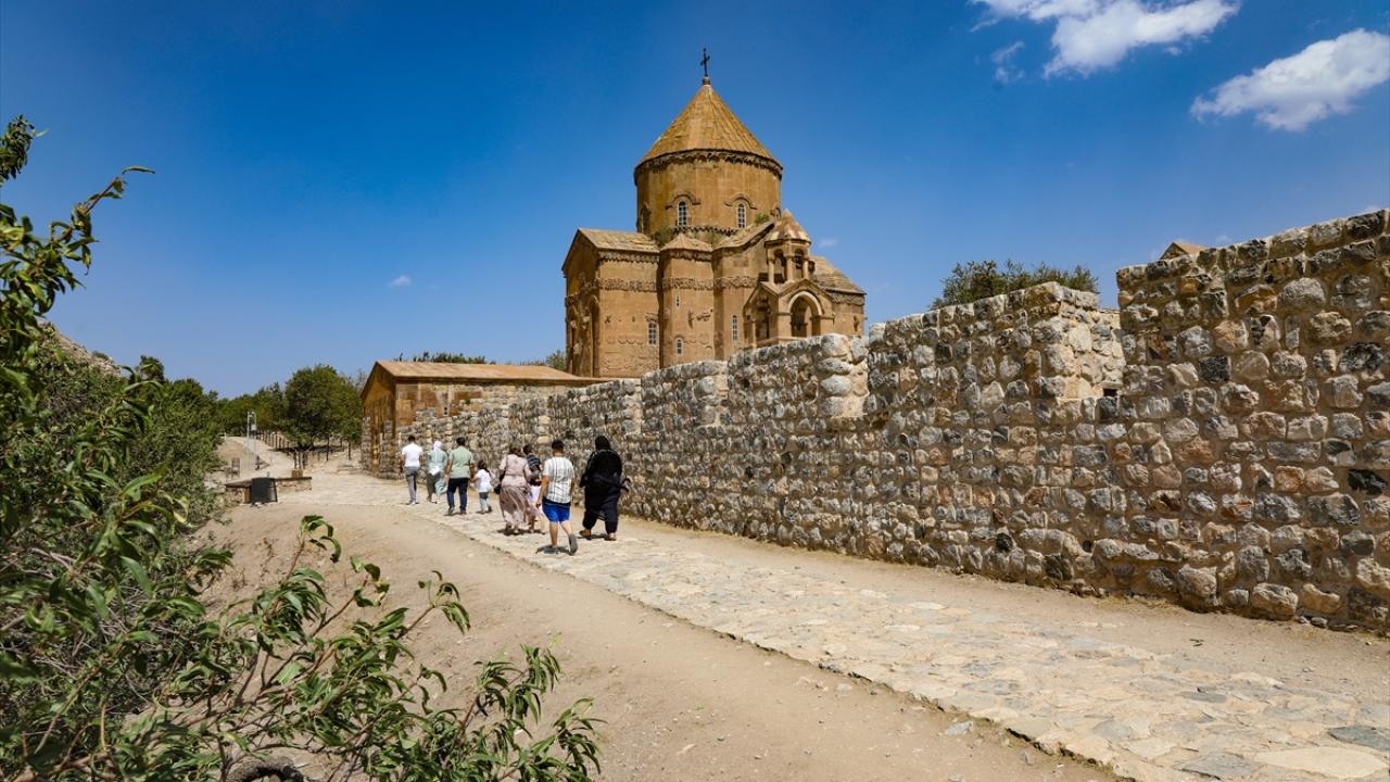 Kilise ayin sırasında ziyarete kapatılacak
