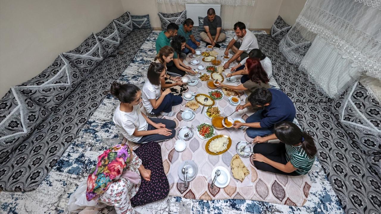 "Çukurcalıların hepsinin kendi imkanlarına göre üçer, beşer misafirleri var"