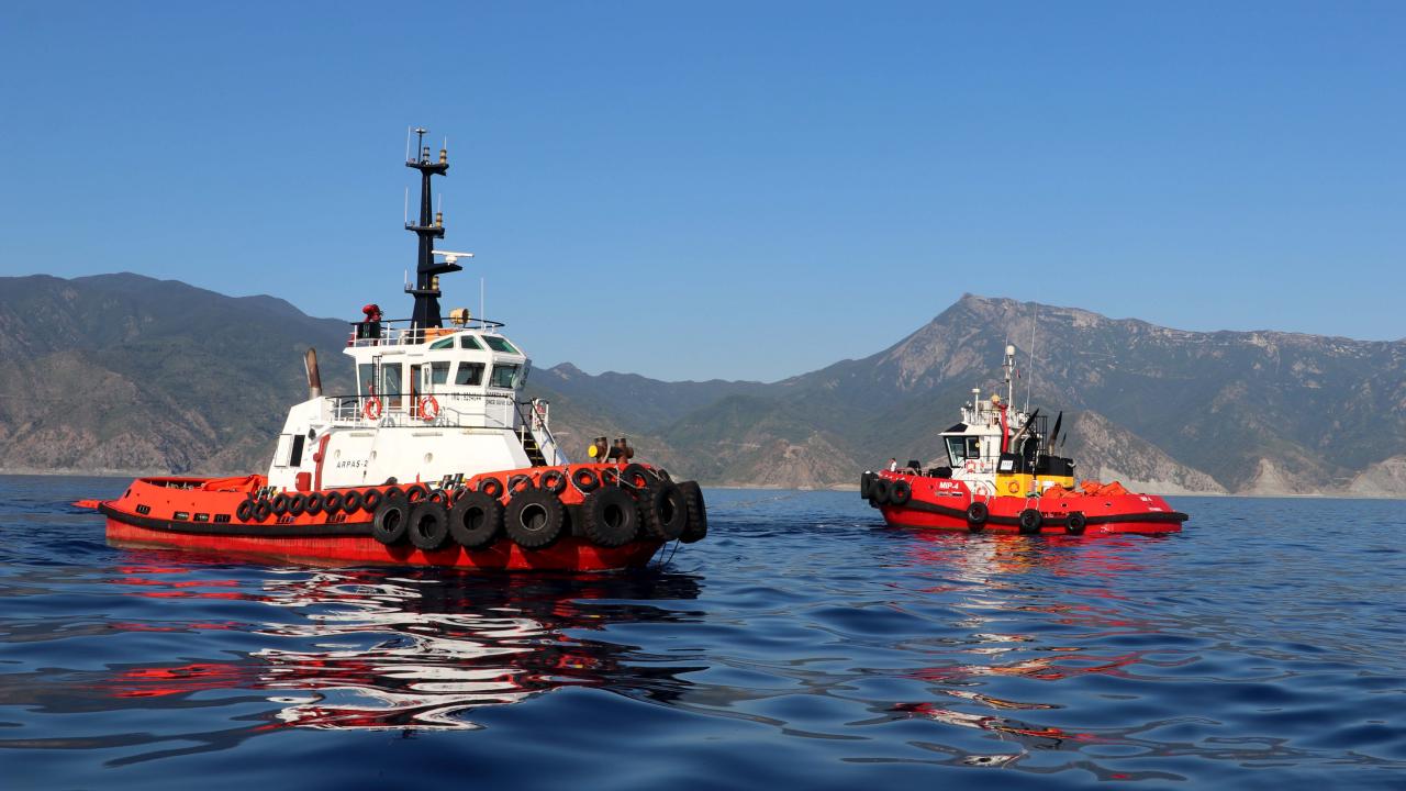 Samandağ`da 4 deniz aracı kirliliğe müdahale ediyor