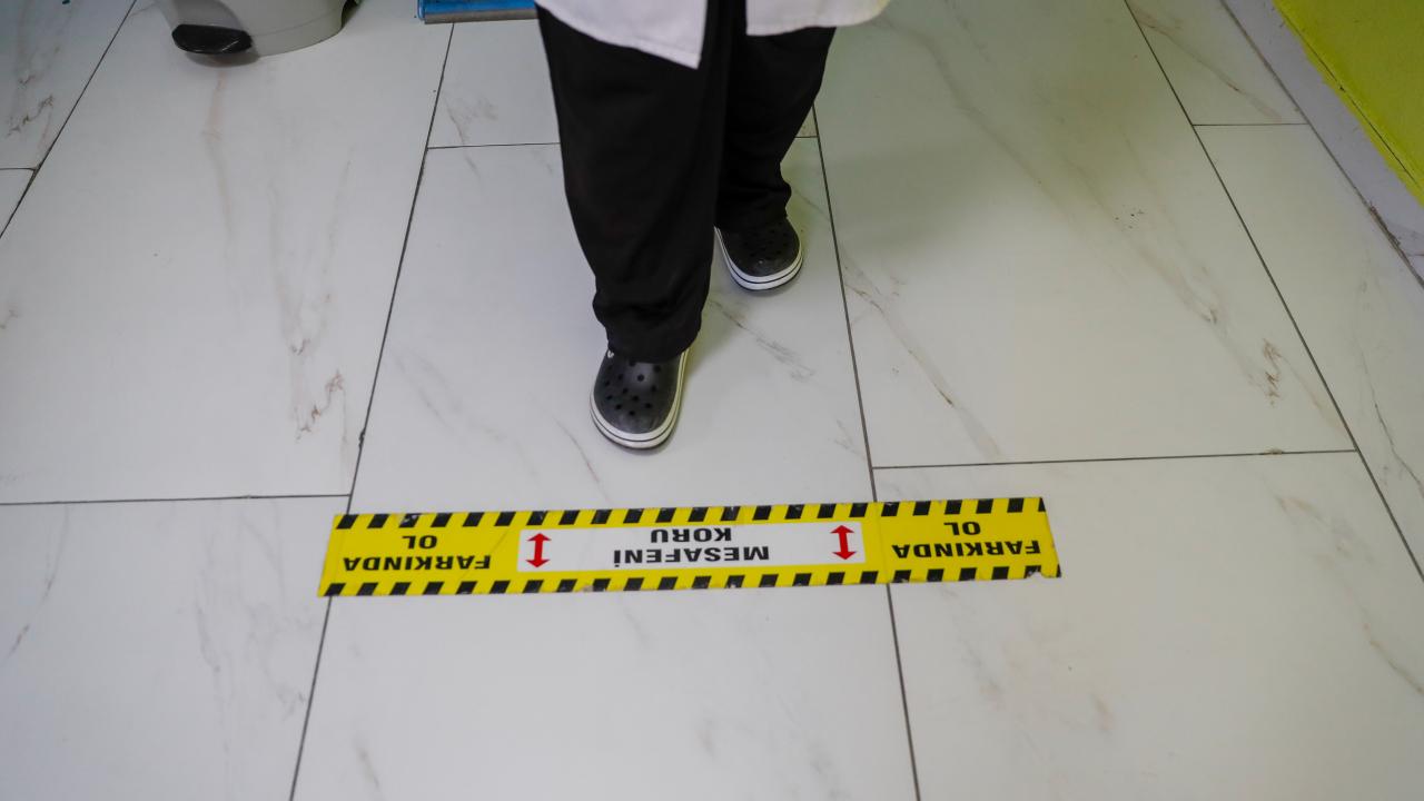 Teneffüsten dönen öğrenciler için sınıf girişlerine de dezenfektan kutuları yerleştirildi.