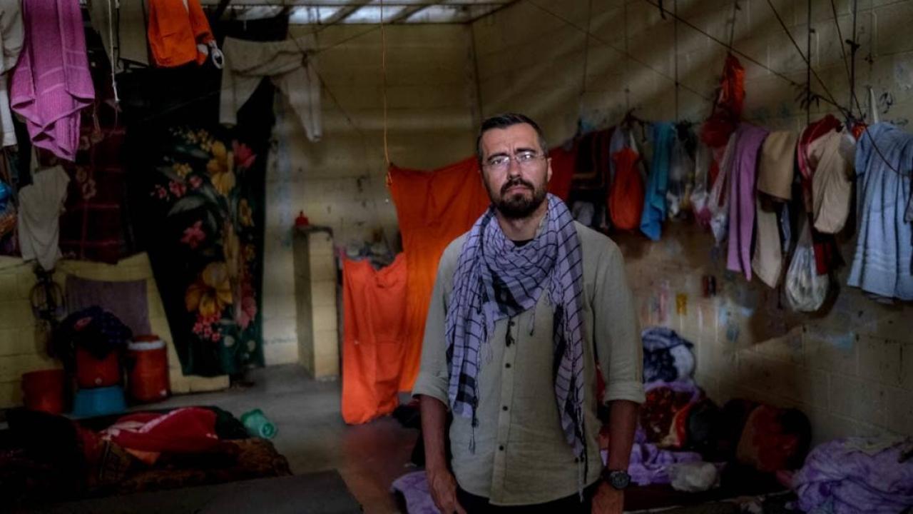 Yıllardır binlerce mahkumun kaldığı hapishane ortak bir tavanı kullanan bir dizi dev kafes aslında.