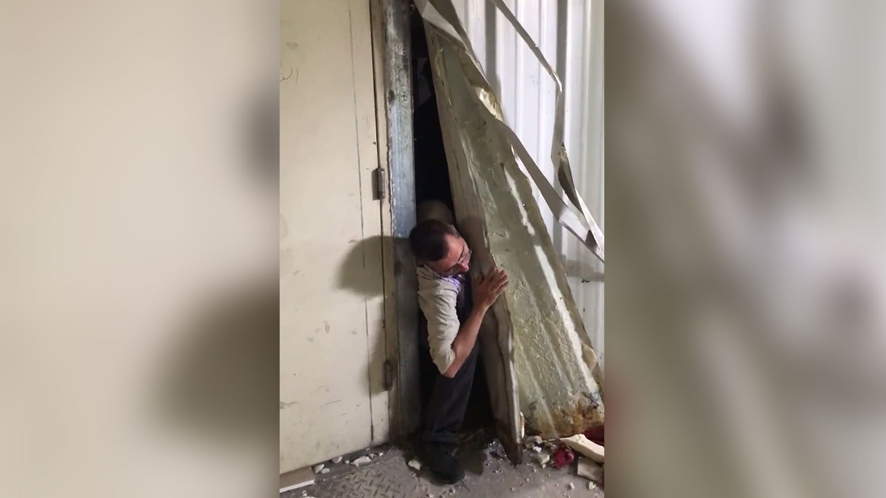 Ardından da kırabildikleri her yerden kaçarak hapishaneyi terk etmişler.