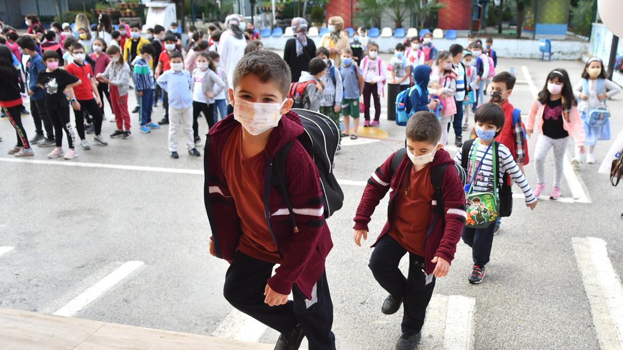 Eğitim personelinden de düzenli PCR testi istenecek