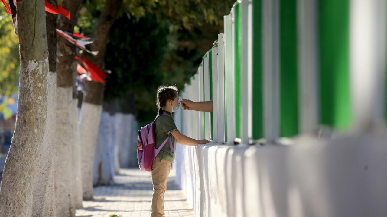 Aşı olmayan öğretmen ve çalışanlar PCR testi verecek