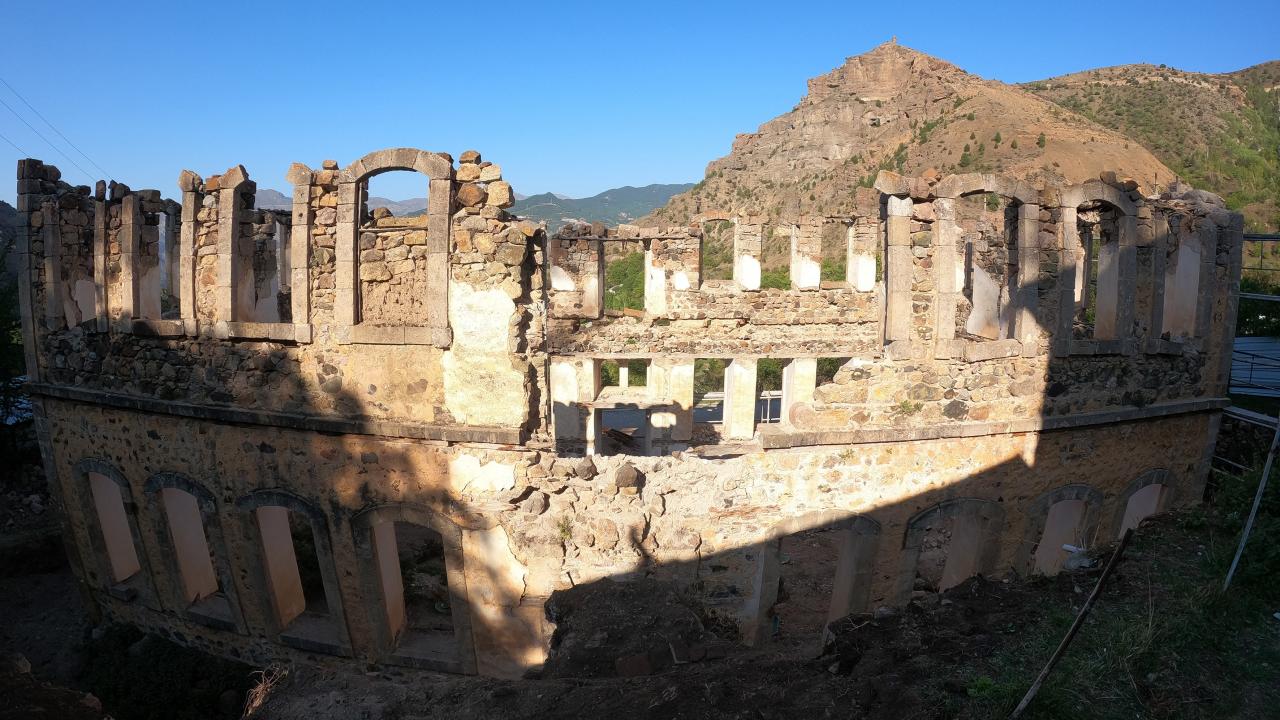 “1875`te inşaatı başladı 1879’da tamamlandı ve eğitime başladı”