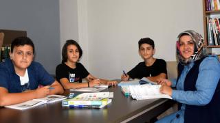 3 çocuk annesi 20 yıl sonra üniversiteyi kazandı