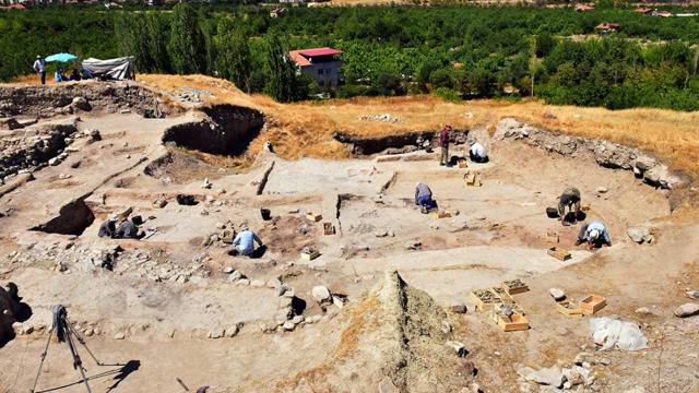 Arslantepe Höyüğünde 24 mezar ve 6 ev kalıntısı bulundu