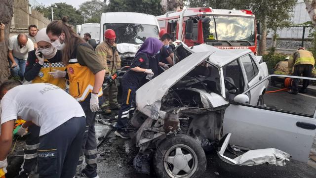 Bakırköyde 3 araç kazaya karıştı: 4 yaralı