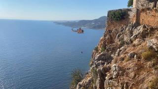 Yamaç paraşütüyle kayalıklara düşen kişi helikopterle kurtarıldı