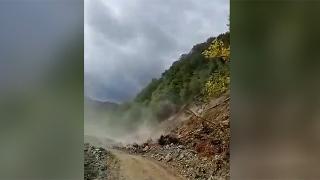 Sinop'ta heyelan anı kamerada