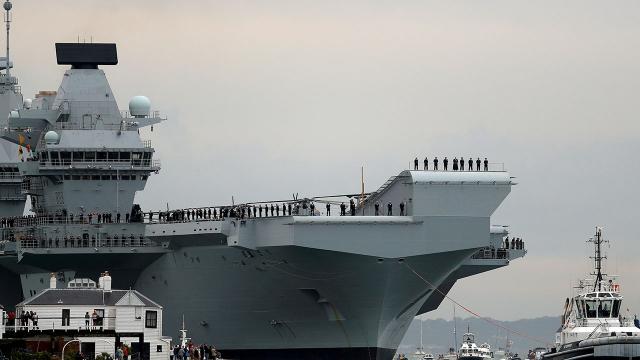 İngiliz uçak gemisi The Queen Elizabeth Japonyada