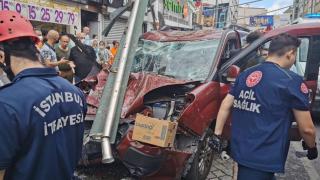 Hafif ticari araç durağa daldı: 1 ölü, 7 yaralı