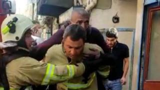 Alevler arasında kalan kişiyi sırtında taşıyarak kurtardı