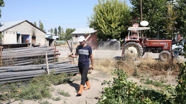 Muşta tarlada ailesine yardım eden genç, tıp fakültesini kazanmanın sevincini yaşıyor