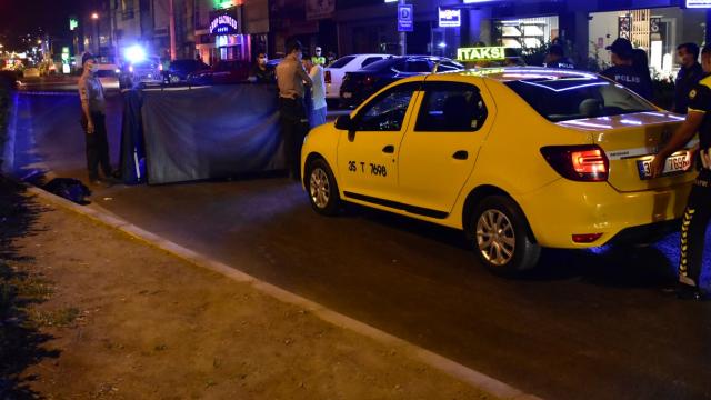 Yolun karşısına geçen yayaya taksi çarptı