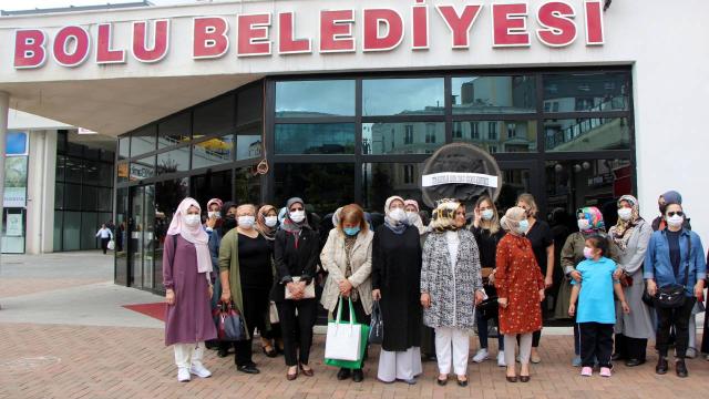 Tanju Özcana kadınlardan siyah çelenkli tepki