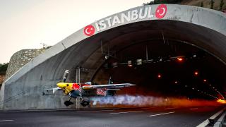 Tünellerin içinden uçakla geçti