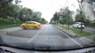 Kaldırımdaki yaya kazadan kıl payı kurtuldu