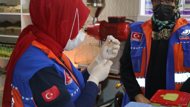 Yozgatta sağlık ekipleri esnafa iş yerinde aşı uyguladı