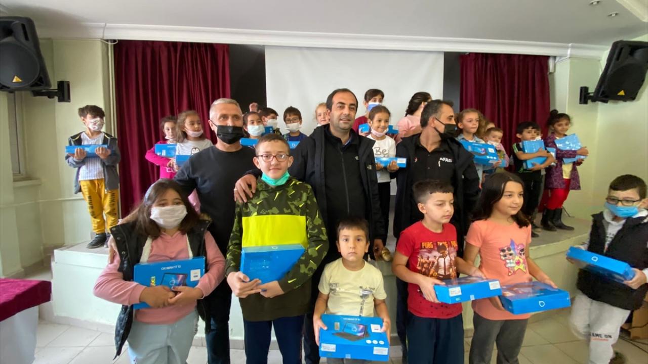 Öğrenci ve öğretmenlere tablet dağıtılıyor