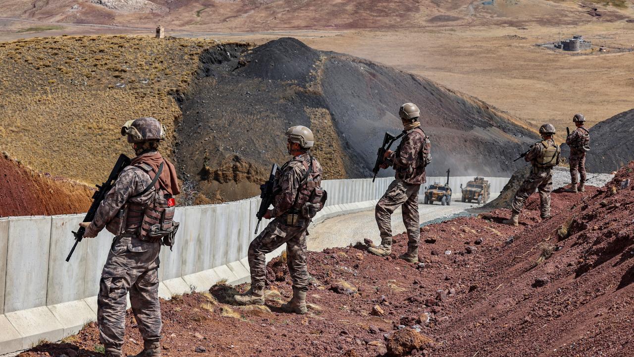 Sınırda herhangi bir göçmen yığılması söz konusu değil. Zaman zaman bir şekilde sınırı geçenler olabiliyor.