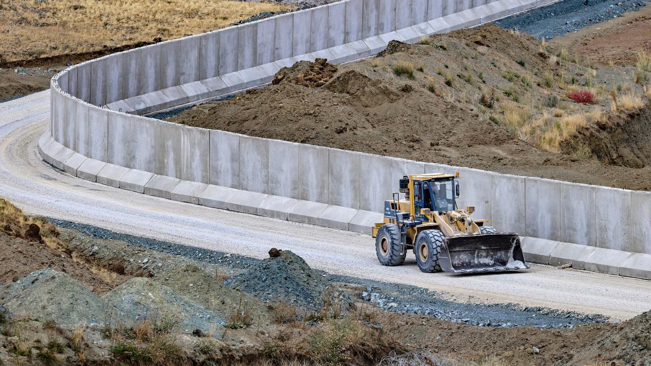 Sınırda üç yüklenici firmayla sürdürülen duvar çalışmalarına da değinen Bilmez,