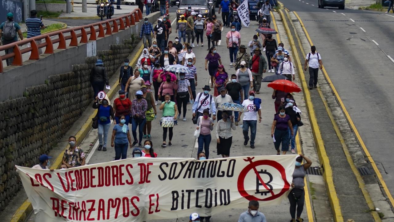 El Salvador'da Bitcoin yasası protestosu