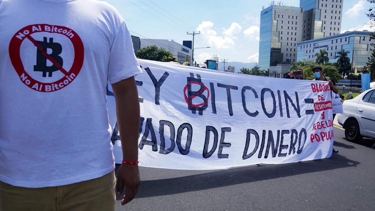 El Salvador'da Bitcoin yasası protestosu