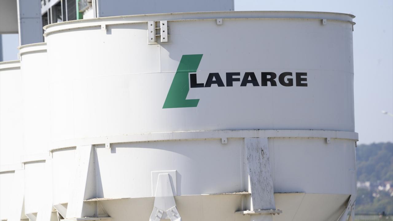 AA, Lafarge`ın DEAŞ`ı Fransız istihbaratının bilgisi dahilinde finanse ettiğini kanıtlayan belgelere ulaştı.
