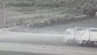 Kamyondan fırlayan lastik yolda bekleyen kadının canını aldı