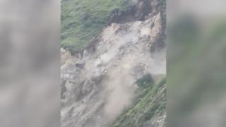 Hindistan'da onlarca kişi toprak kaymasını yakından izlemek istedi