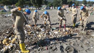Sel bölgesinde Jandarma sahile vuran atıkları temizledi