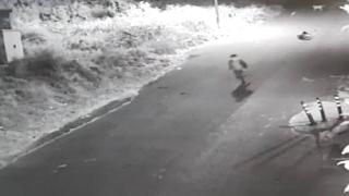 Köpeklerden kaçarken kolunu kırdı