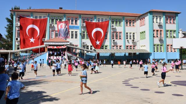 Yangının izlerinin silinmeye çalışıldığı Marmariste ders zili çaldı