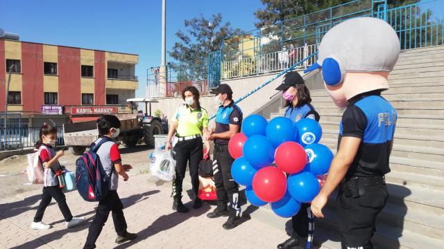 Şırnakta polis ekipleri öğrenci ve velileri salgın tedbirlerine yönelik bilgilendirdi