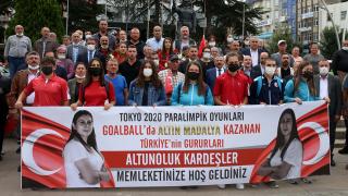 "Altın" kız kardeşler Tokat'ta coşku ile karşılandı