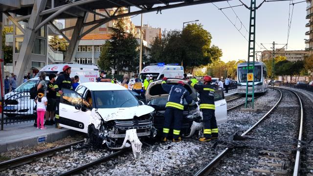 Konyada çarpışan 2 otomobil tramvay yoluna girdi: 4 yaralı