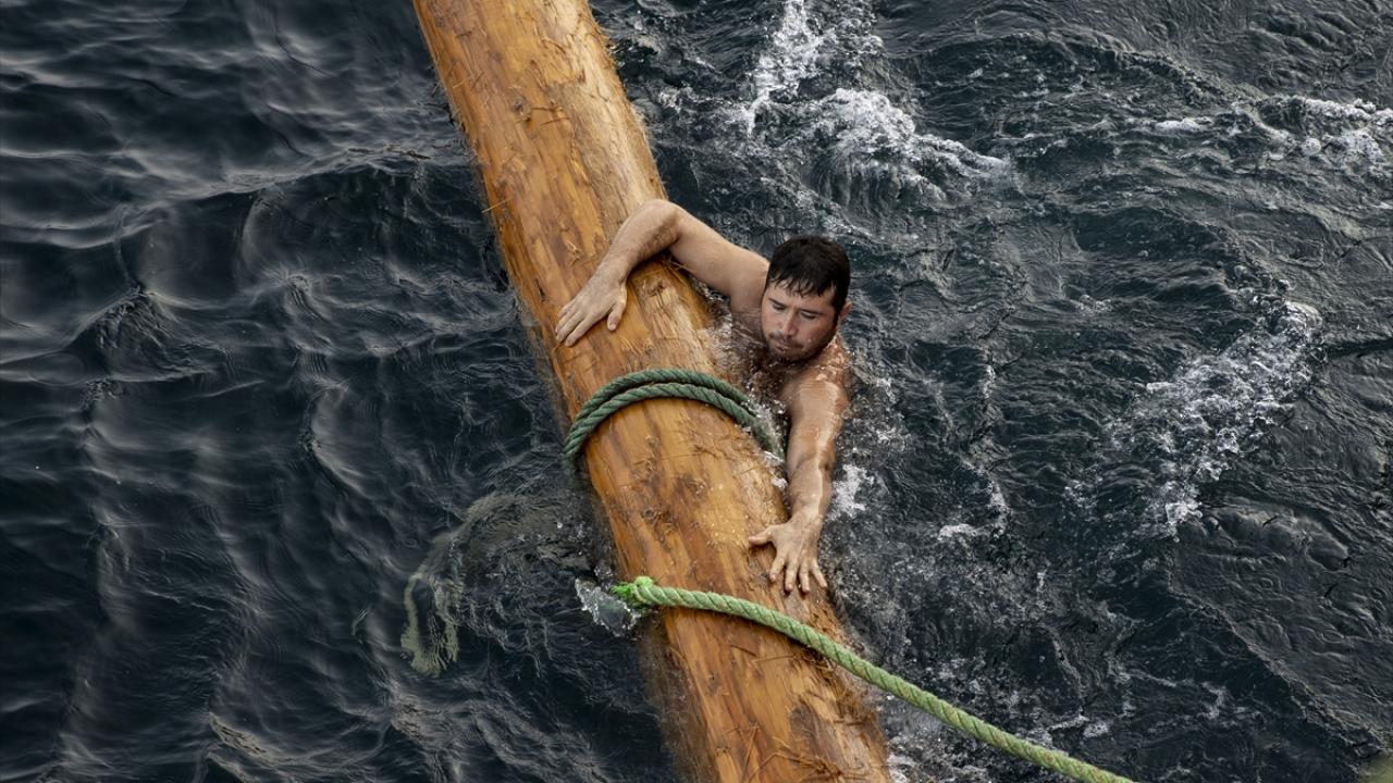 Selin denize sürüklediği kütüklerden endişe ediyorlar