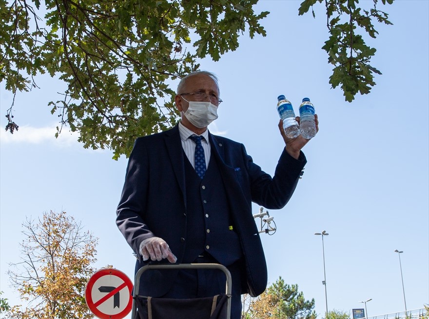 "Takım elbiseyle su satmak çok dikkati çekiyor"