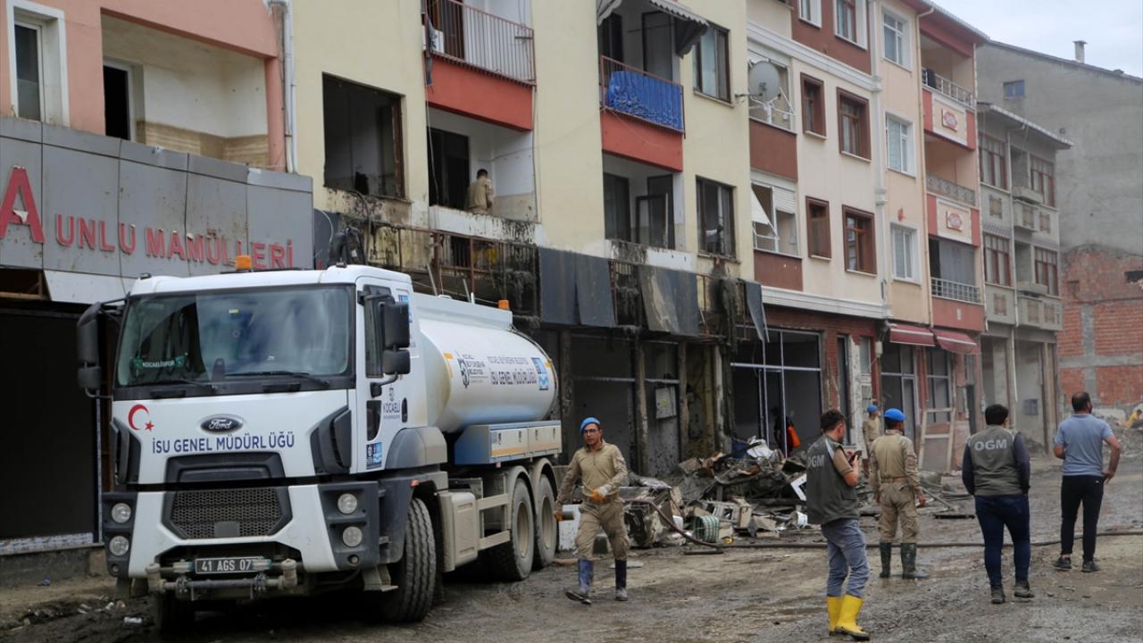 Yüzlerce ailenin eşyası jandarma tarafından taşındı