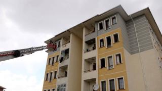 Yangında anne çocuğunu kurtarmak için 4. kattan attı