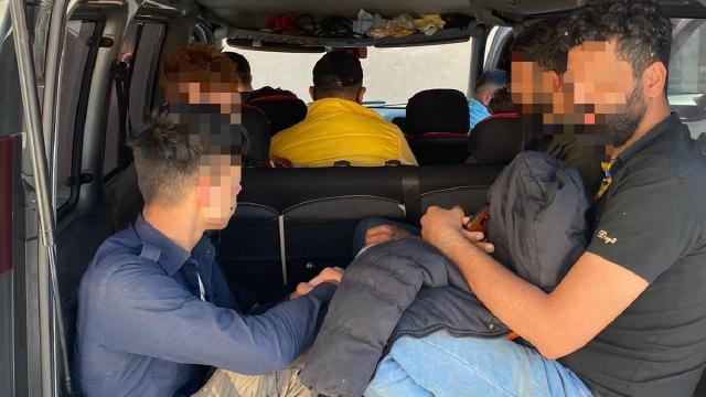 Durdurulan araçtan 8 düzensiz göçmen çıktı