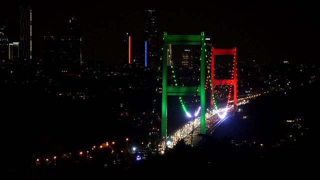 Boğazın iki köprüsü Tacikistan bayrağı renklerine büründü