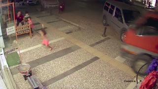 Freni boşalan kamyondan son anda kurtuldular