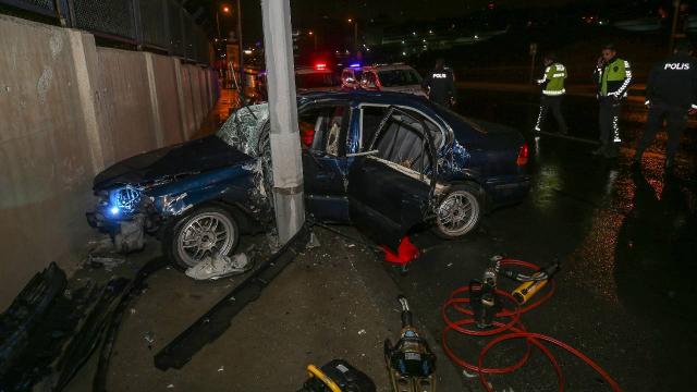 Bağcılarda otomobil direğe çarptı: 3 yaralı