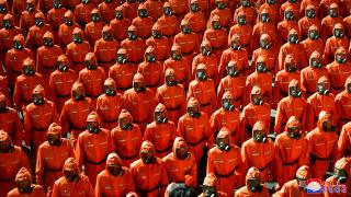 Kuzey Kore'nin kuruluş yıl dönümü: Gaz maskeli tören yaptılar