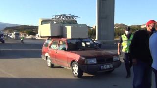 Ev eşyalarıyla dolu otomobille trafiğe çıktı