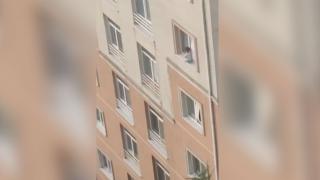 Pervaza çıkan çocuk ölümden döndü