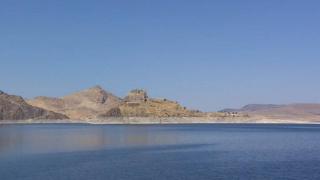 Pertek Kalesi mavi suların arasından ziyaretçilerini selamlıyor